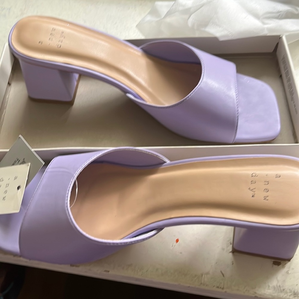 Brand new in box lavender Harlow heals
